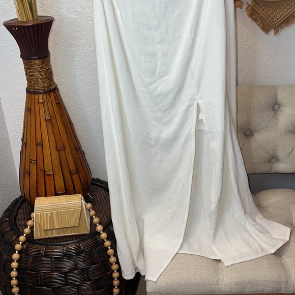 PO: Women’s White Dress. - Picture 3 of 9